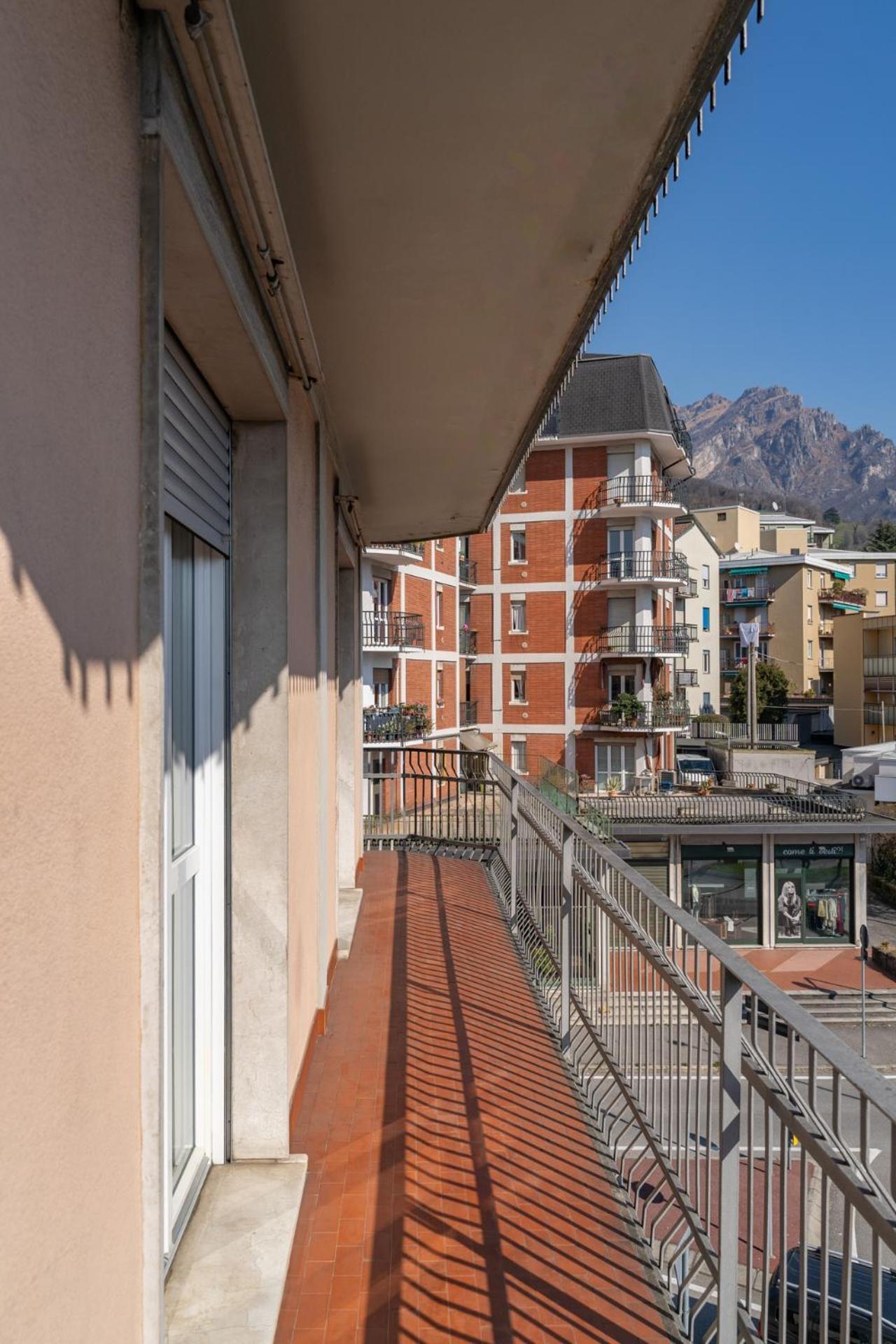 Spacious Apartment With Panoramic Views In Лекко Екстер'єр фото